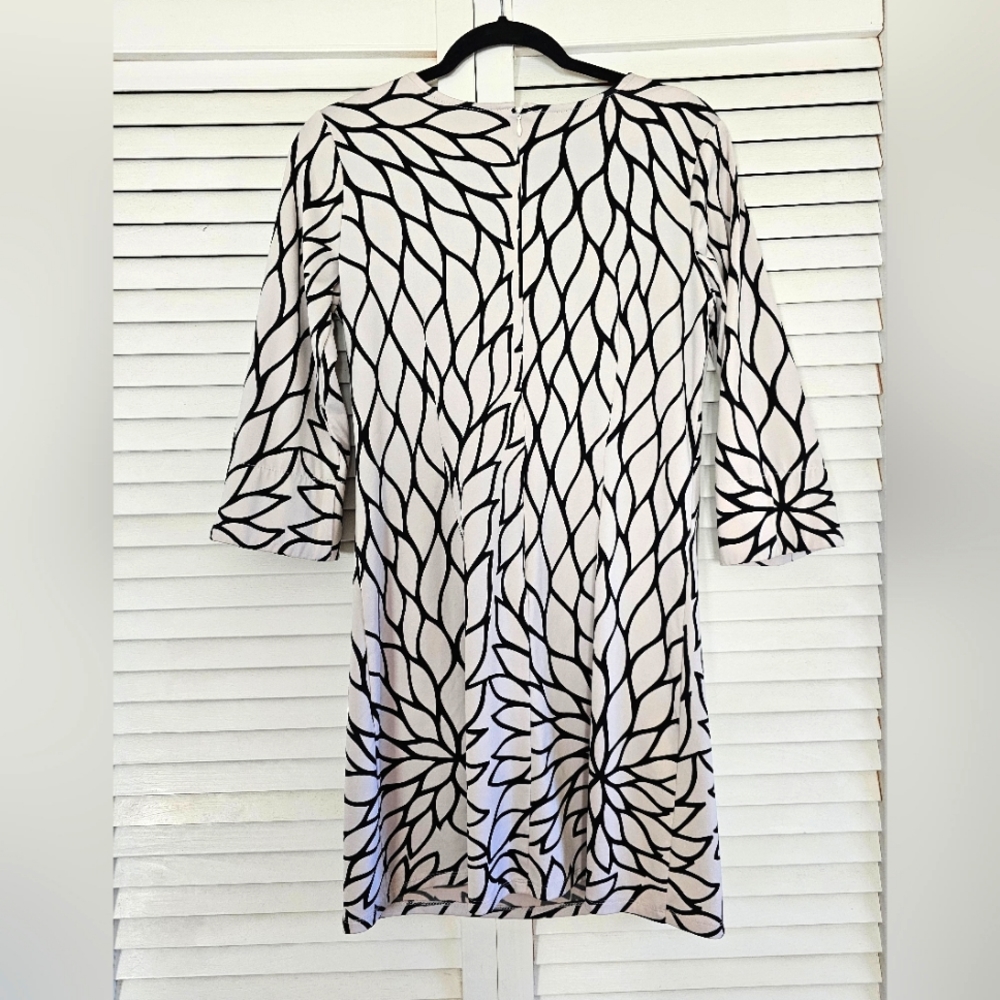 Flattering and fitted dress that you can't live without.